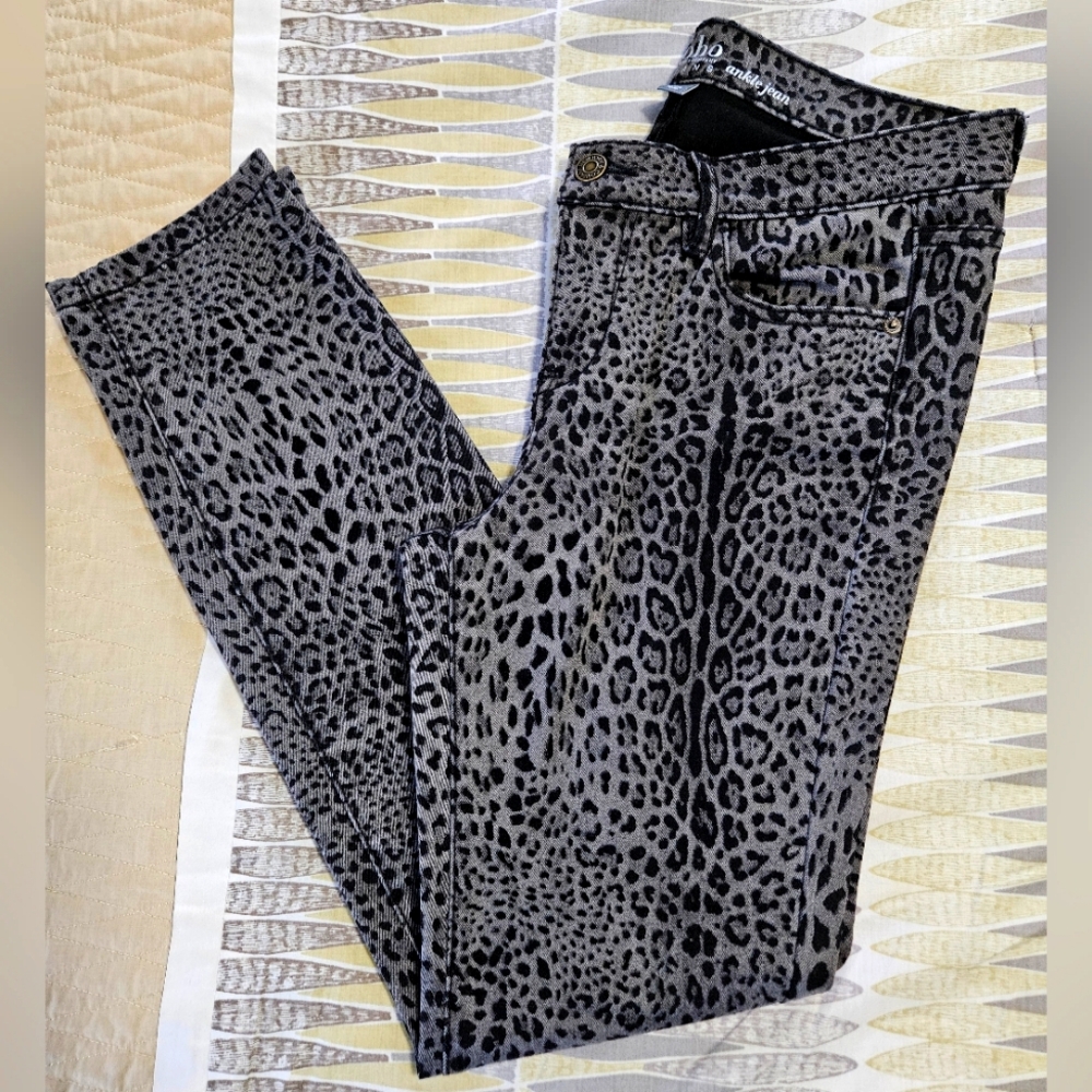 New York & Company Ankle Jeans